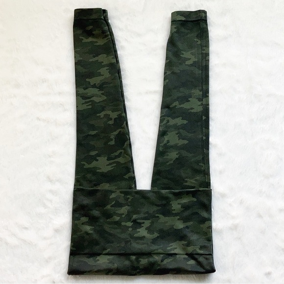 Like New SPANX Look At Me Now Seamless Leggings - Picture 5 of 6